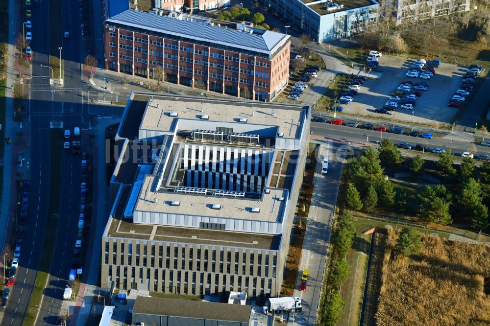 Berlin von oben - Verwaltungsgebäude der staatlichen Behörde Laborgebäude mit Verwaltung für das Landeslabor Berlin-Brandenburg (LLBB) im Ortsteil Adlershof in Berlin