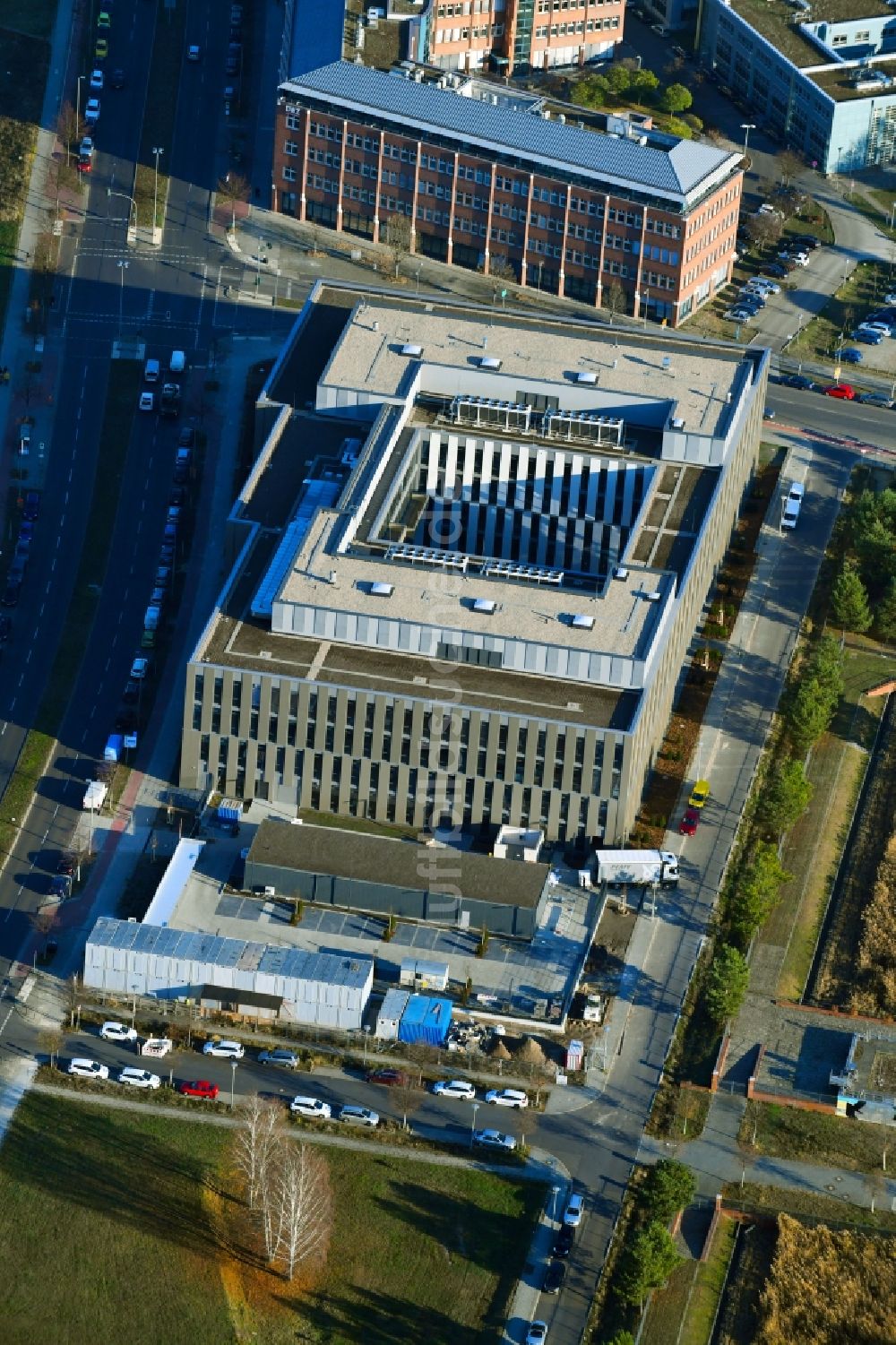 Berlin aus der Vogelperspektive: Verwaltungsgebäude der staatlichen Behörde Laborgebäude mit Verwaltung für das Landeslabor Berlin-Brandenburg (LLBB) im Ortsteil Adlershof in Berlin