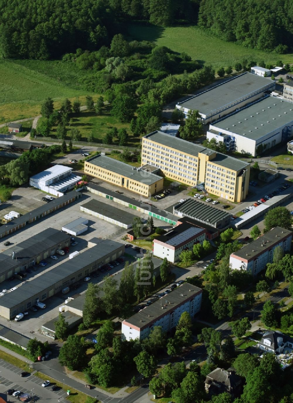 Luftbild Hoppegarten - Verwaltungsgebäude der staatlichen Behörde Landesamt für Bauen und Verkehr an der Lindenallee im Ortsteil Dahlwitz-Hoppegarten in Hoppegarten im Bundesland Brandenburg, Deutschland