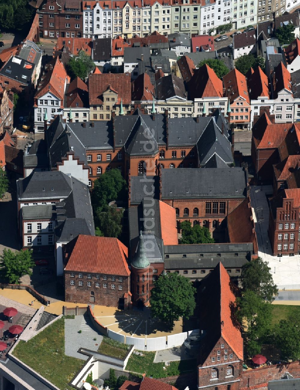 Lübeck von oben - Verwaltungsgebäude der staatlichen Behörde Landesamt für soziale Dienste Schleswig-Holstein an der Großen Burgstraße in Lübeck im Bundesland Schleswig-Holstein