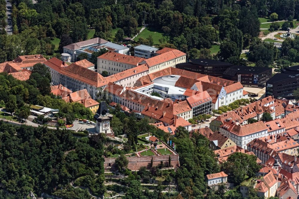 Luftbild Graz - Verwaltungsgebäude der staatlichen Behörde der Landesregierung für Verfassung und Inneres und das Steiermärkische Landesarchiv in Graz in Steiermark, Österreich