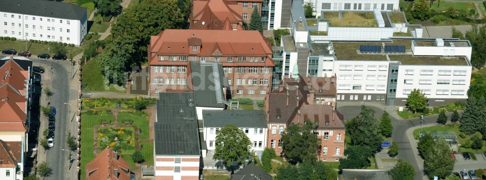 Rathenow von oben - Verwaltungsgebäude der staatlichen Behörde Landkreis Havelland Gesundheitsamt in Rathenow im Bundesland Brandenburg