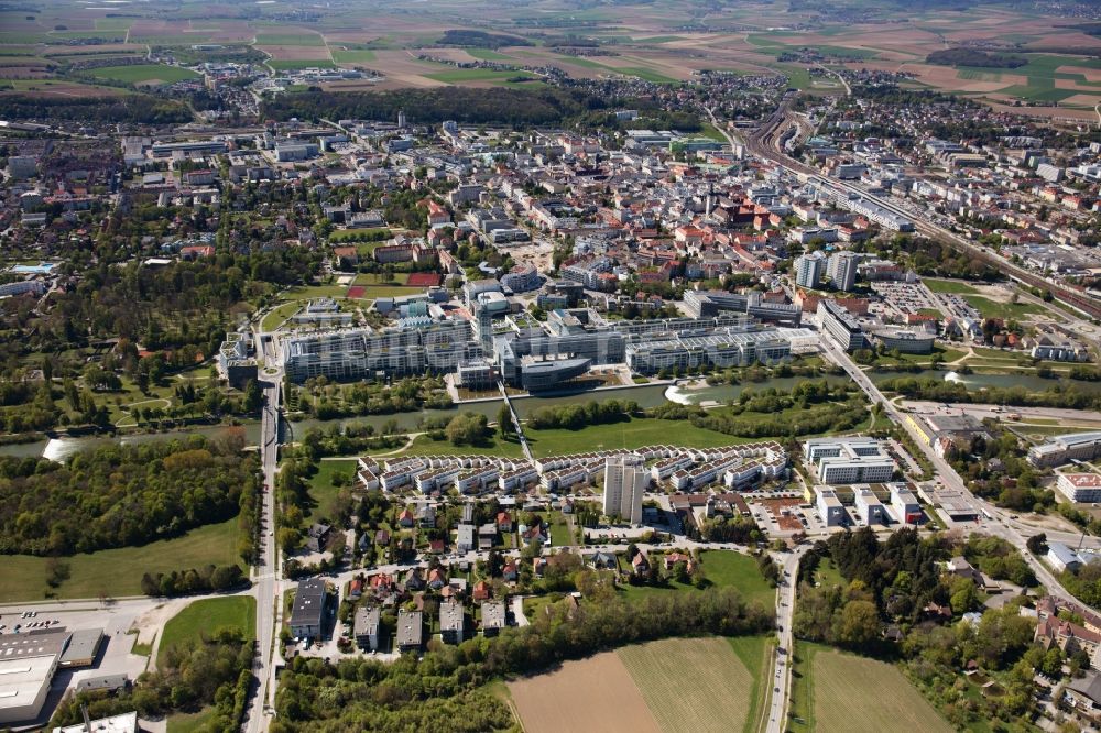 Sankt Pölten von oben - Verwaltungsgebäude der staatlichen Behörde der Niederösterreichischen Landesregierung in Sankt Pölten in Niederösterreich, Österreich