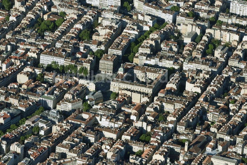 Marseille von oben - Verwaltungsgebäude der staatlichen Behörde Préfecture des Bouches-du-Rhône am Place Félix Baret in Marseille in Provence-Alpes-Cote d'Azur, Frankreich