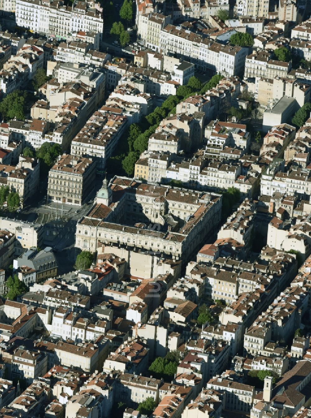 Marseille aus der Vogelperspektive: Verwaltungsgebäude der staatlichen Behörde Préfecture des Bouches-du-Rhône am Place Félix Baret in Marseille in Provence-Alpes-Cote d'Azur, Frankreich