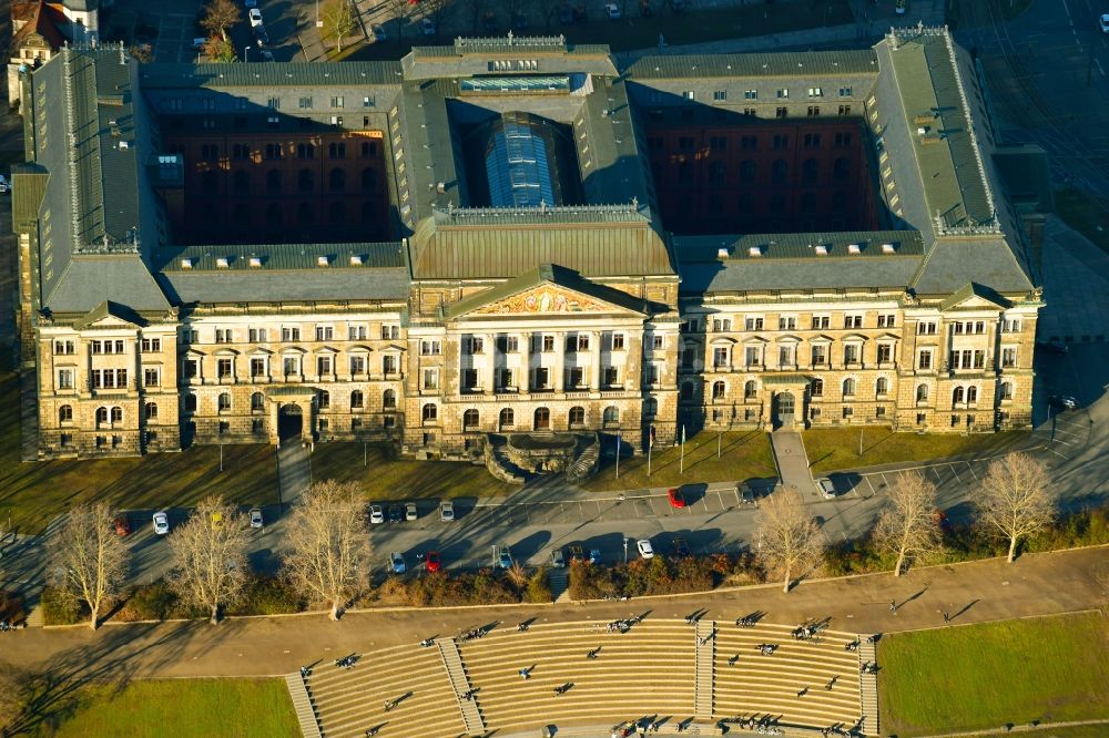 Dresden von oben - Verwaltungsgebäude der staatlichen Behörde Sächsisches Staatsministerium für Kultus in Dresden im Bundesland Sachsen