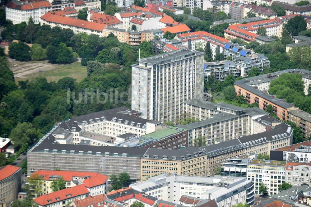 Luftaufnahme Berlin - Verwaltungsgebäude der staatlichen Behörde Senatsverwaltung für Stadtentwicklung und Umwelt und Landesamt für Gesundheit und Soziales im Stadtteil Wilmersdorf in Berlin