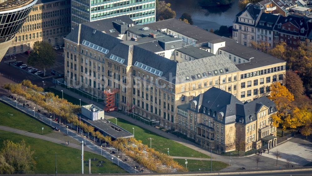 Luftaufnahme Düsseldorf - Verwaltungsgebäude der staatlichen Behörde Staatskanzlei des Landes Nordrhein-Westfalen am Horionplatz in Düsseldorf im Bundesland Nordrhein-Westfalen, Deutschland