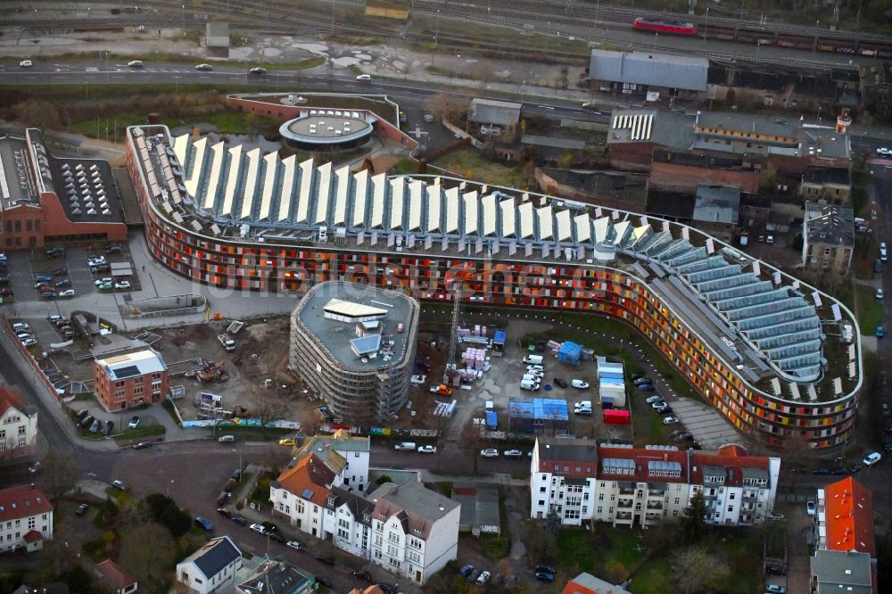 Dessau von oben - Verwaltungsgebäude der staatlichen Behörde UBA Umweltbundesamt Wörlitzer Platz in Dessau im Bundesland Sachsen-Anhalt, Deutschland