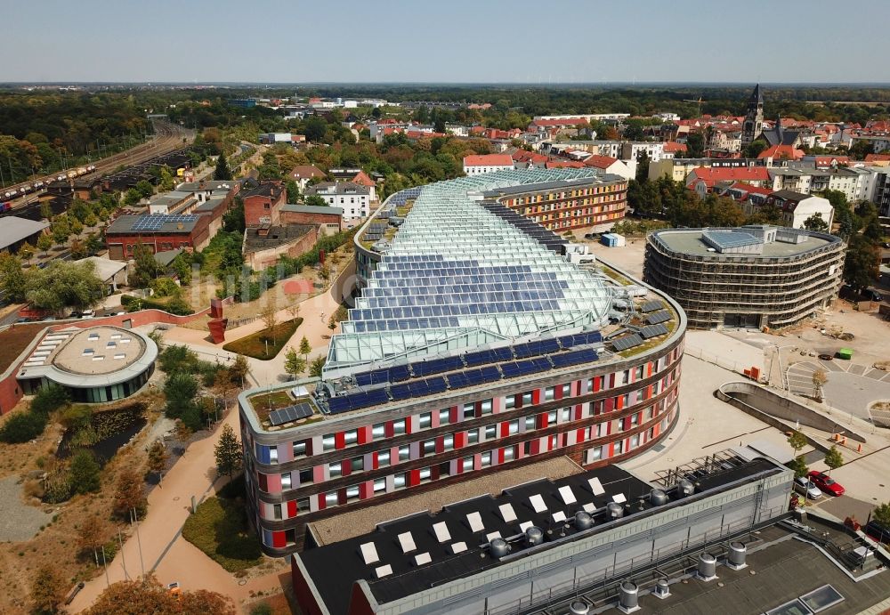 Dessau aus der Vogelperspektive: Verwaltungsgebäude der staatlichen Behörde UBA Umweltbundesamt Wörlitzer Platz in Dessau im Bundesland Sachsen-Anhalt, Deutschland