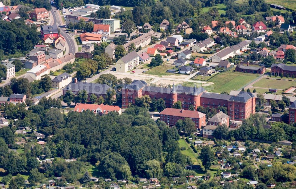 Pasewalk aus der Vogelperspektive: Verwaltungsgebäude der staatlichen Behörde LK Vorpommern Greifswald in der ehemaligen Kürassierkaserne in Pasewalk im Bundesland Mecklenburg-Vorpommern, Deutschland