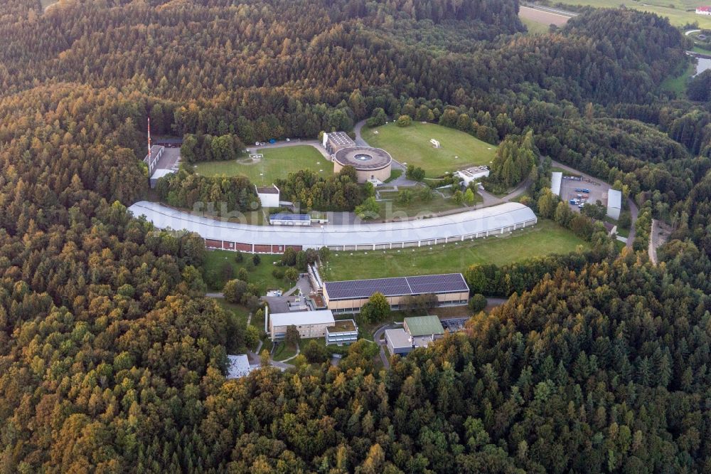 Überlingen von oben - Verwaltungsgebäude der staatlichen Behörde Zweckverband Bodensee-Wasserversorgung in Überlingen im Bundesland Baden-Württemberg, Deutschland