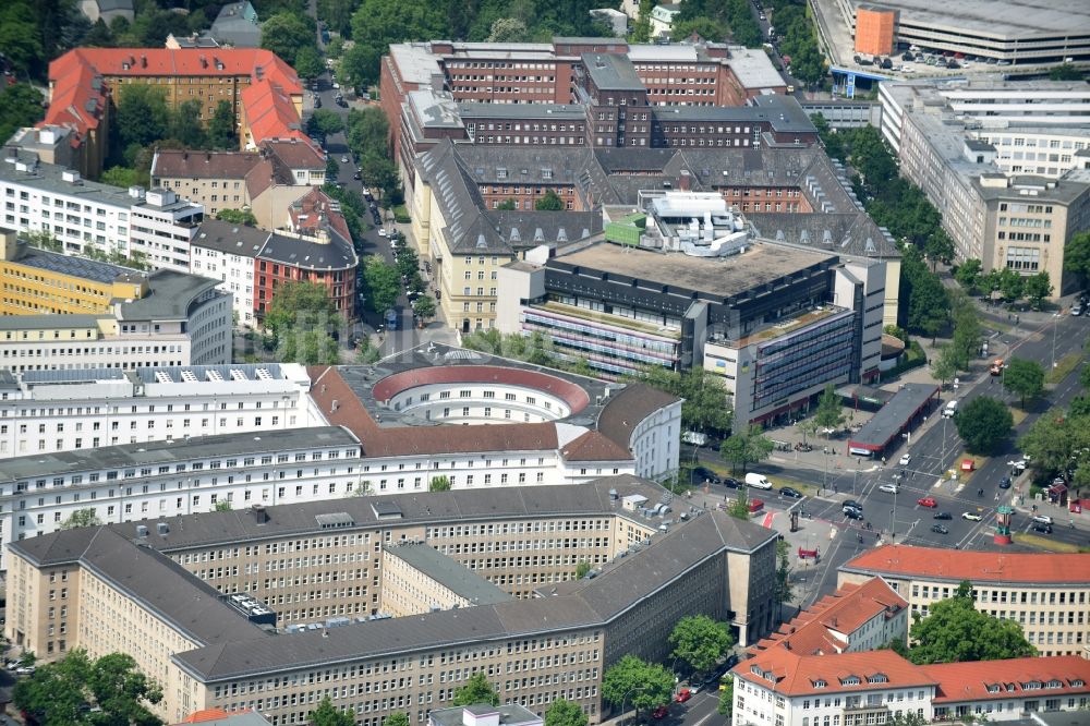 Luftaufnahme Berlin - Verwaltungsgebäude staatlicher Behörden am Fehrbelliner Platz im Stadtteil Wilmersdorf in Berlin