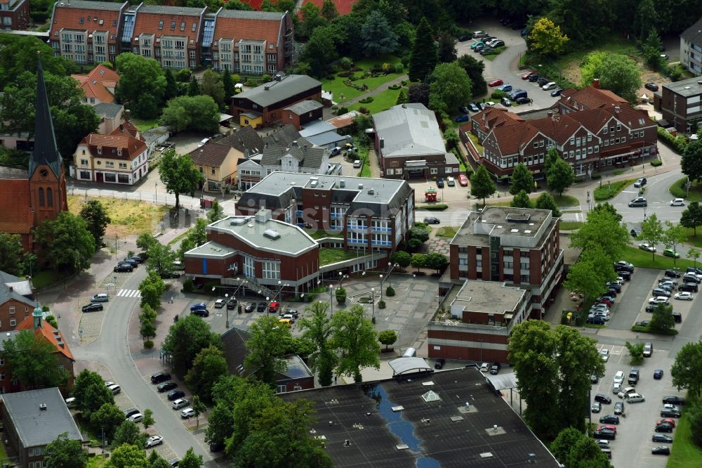 Luftbild Schwarzenbek - Verwaltungsgebäude der Stadtverwaltung Schwarzenbek in Schwarzenbek im Bundesland Schleswig-Holstein, Deutschland