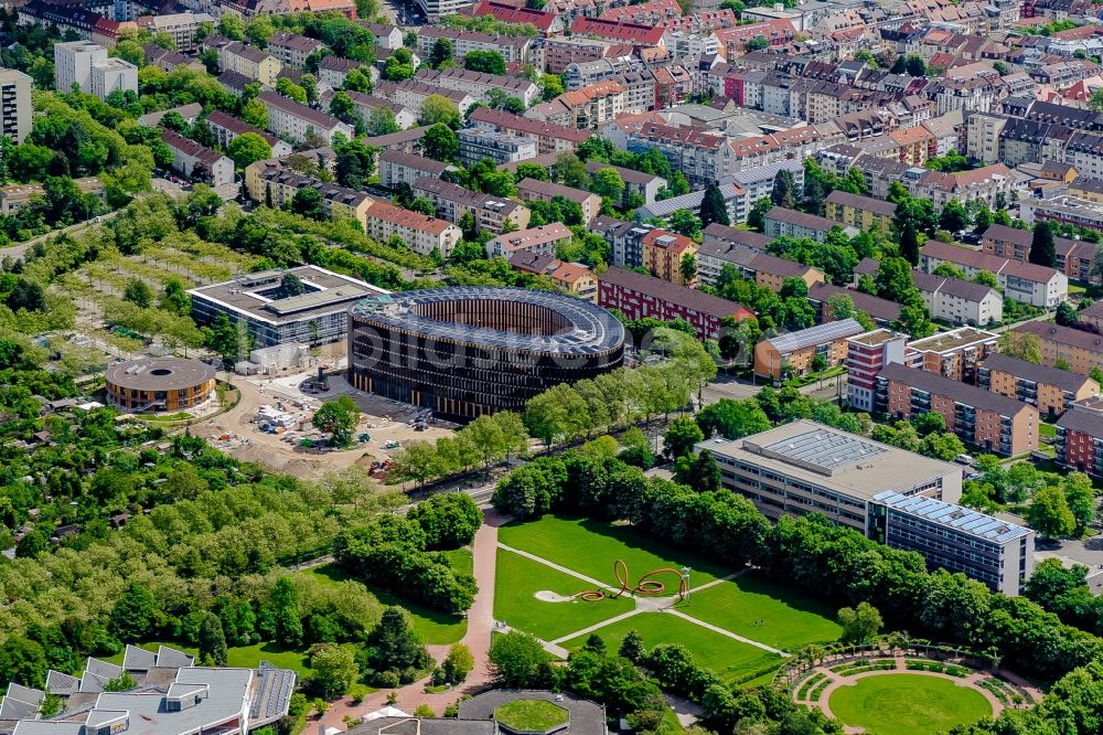 Freiburg im Breisgau aus der Vogelperspektive: Verwaltungsgebäude Tech Rathaus in Freiburg im Breisgau im Bundesland Baden-Württemberg