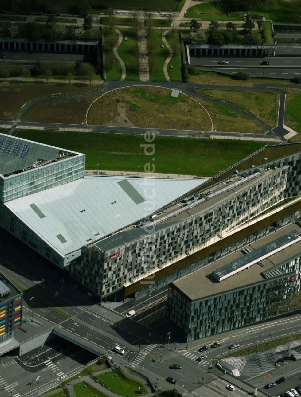 Lille aus der Vogelperspektive: Verwaltungsgebäude des Unternehmens der französischen Staatsbahn SNCF in Lille in Nord-Pas-de-Calais Picardie, Frankreich