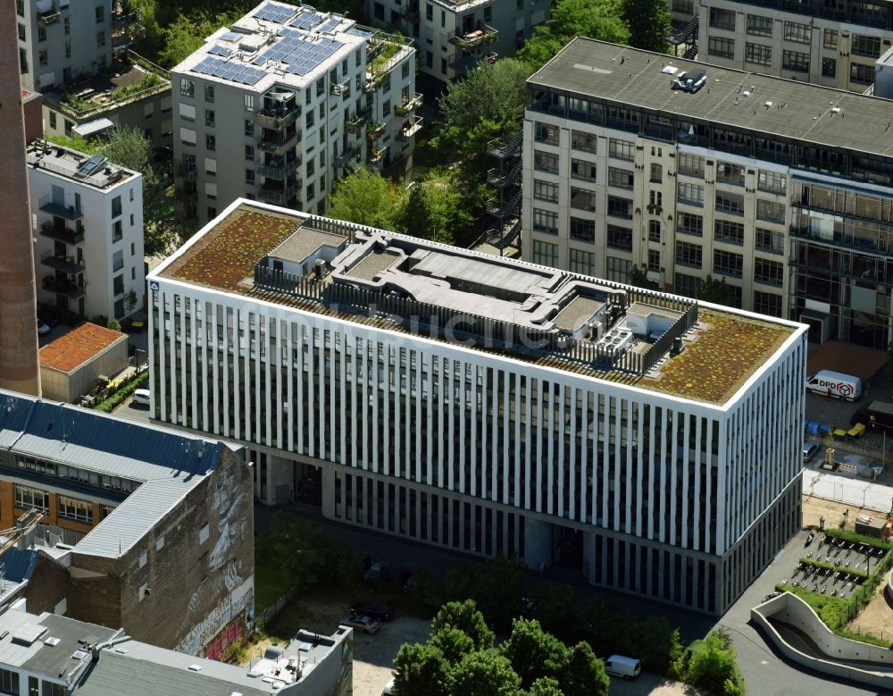 Luftaufnahme Berlin - Verwaltungsgebäude des Unternehmens HOCHTIEF Solutions AG zwischen der Köpenicker Str. und der Michaelkirchstraße in Berlin, Deutschland