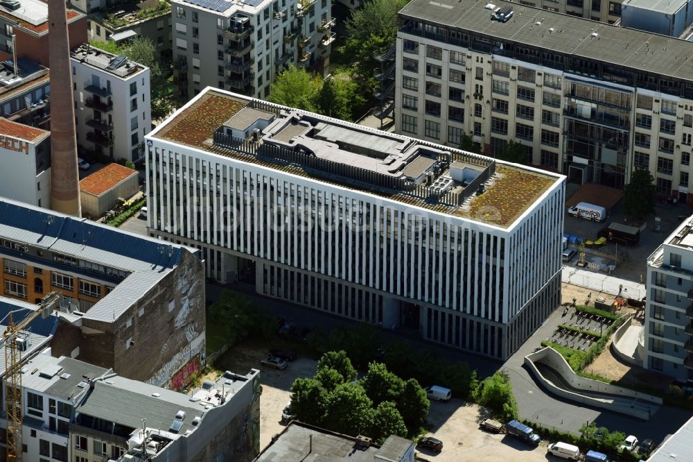 Berlin aus der Vogelperspektive: Verwaltungsgebäude des Unternehmens HOCHTIEF Solutions AG zwischen der Köpenicker Str. und der Michaelkirchstraße in Berlin, Deutschland