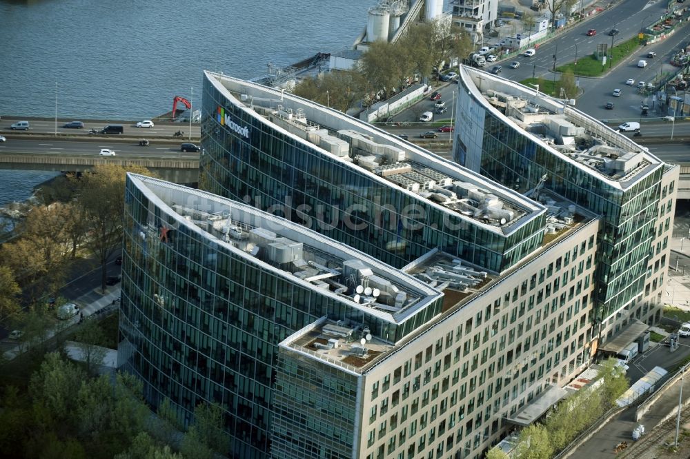 Paris Issy-les-Moulineaux von oben - Verwaltungsgebäude des Unternehmens Microsoft France an der Quai du Président Roosevelt in Paris in Ile-de-France, Frankreich