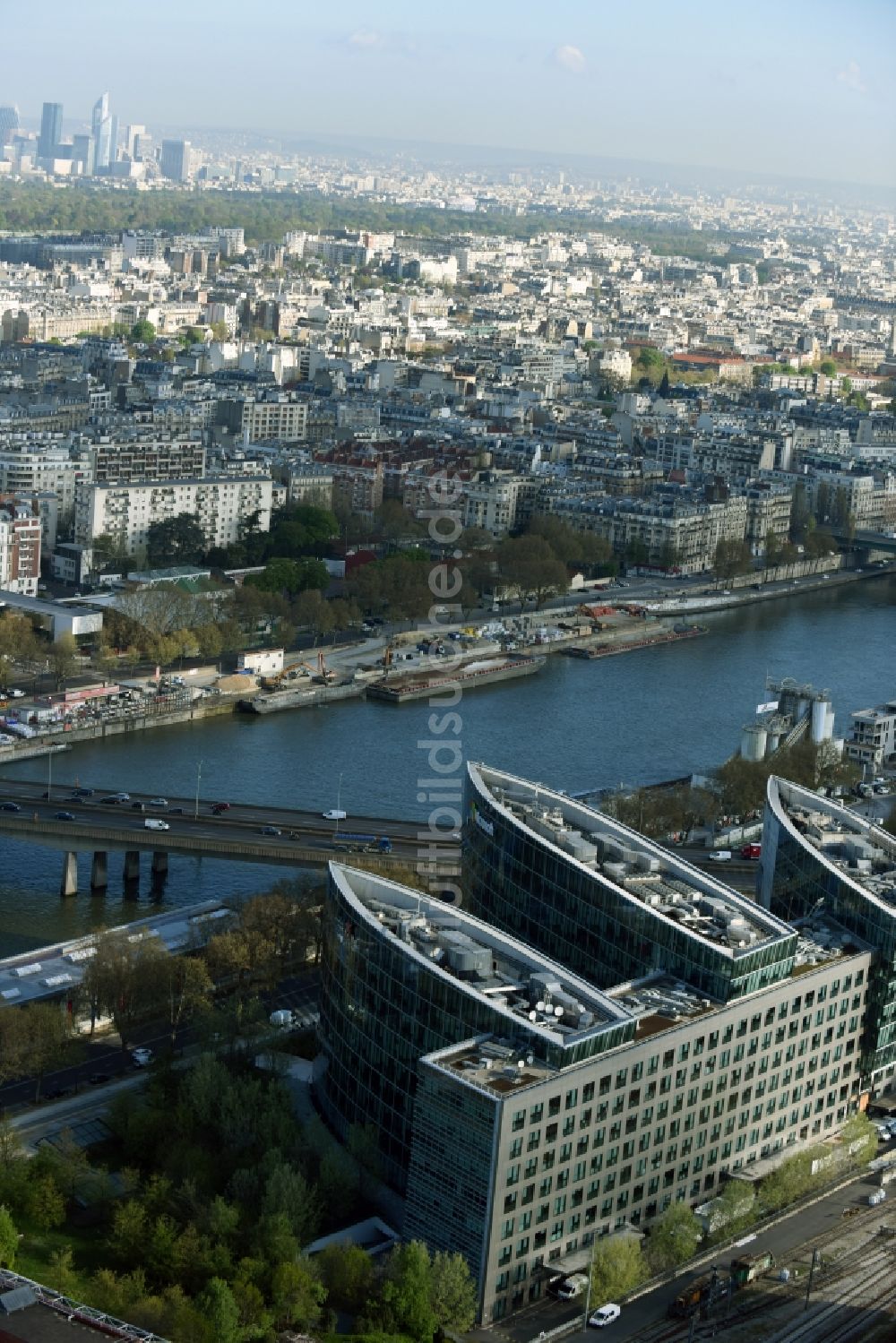 Luftbild Paris Issy-les-Moulineaux - Verwaltungsgebäude des Unternehmens Microsoft France an der Quai du Président Roosevelt in Paris in Ile-de-France, Frankreich