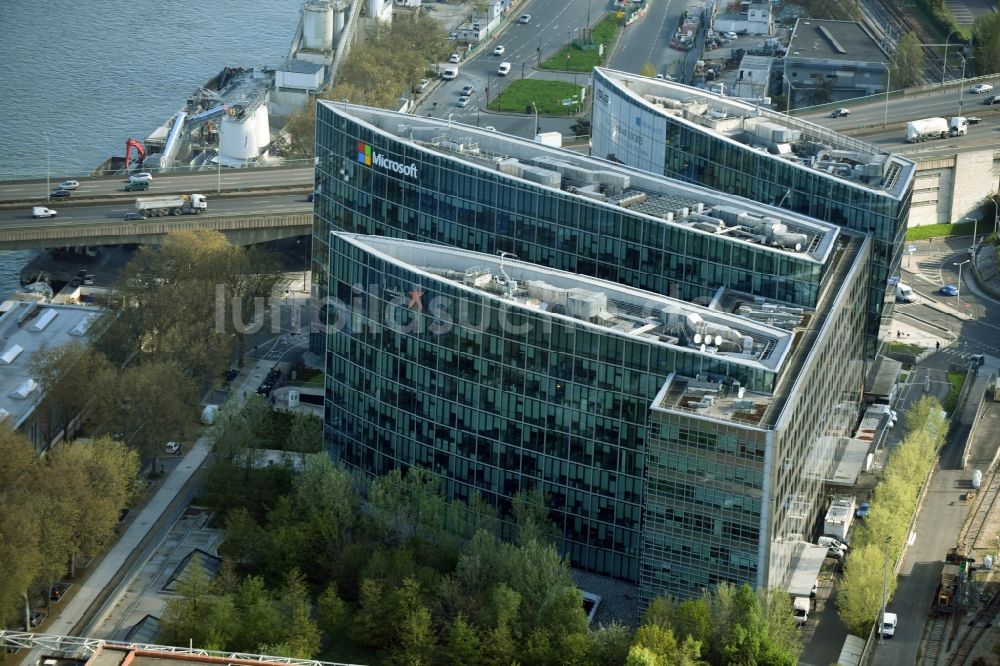 Paris Issy-les-Moulineaux von oben - Verwaltungsgebäude des Unternehmens Microsoft France an der Quai du Président Roosevelt in Paris in Ile-de-France, Frankreich