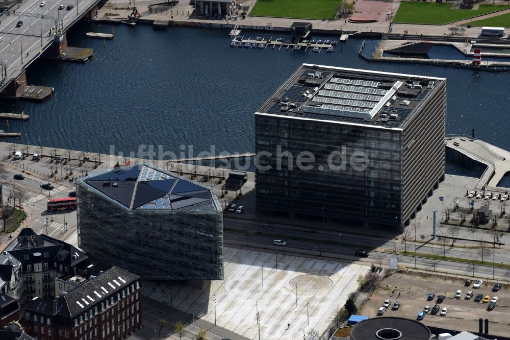 Luftaufnahme Kopenhagen - Verwaltungsgebäude des Unternehmens Nykredit A/S an der Kalvebod Brygge in Kopenhagen in Dänemark