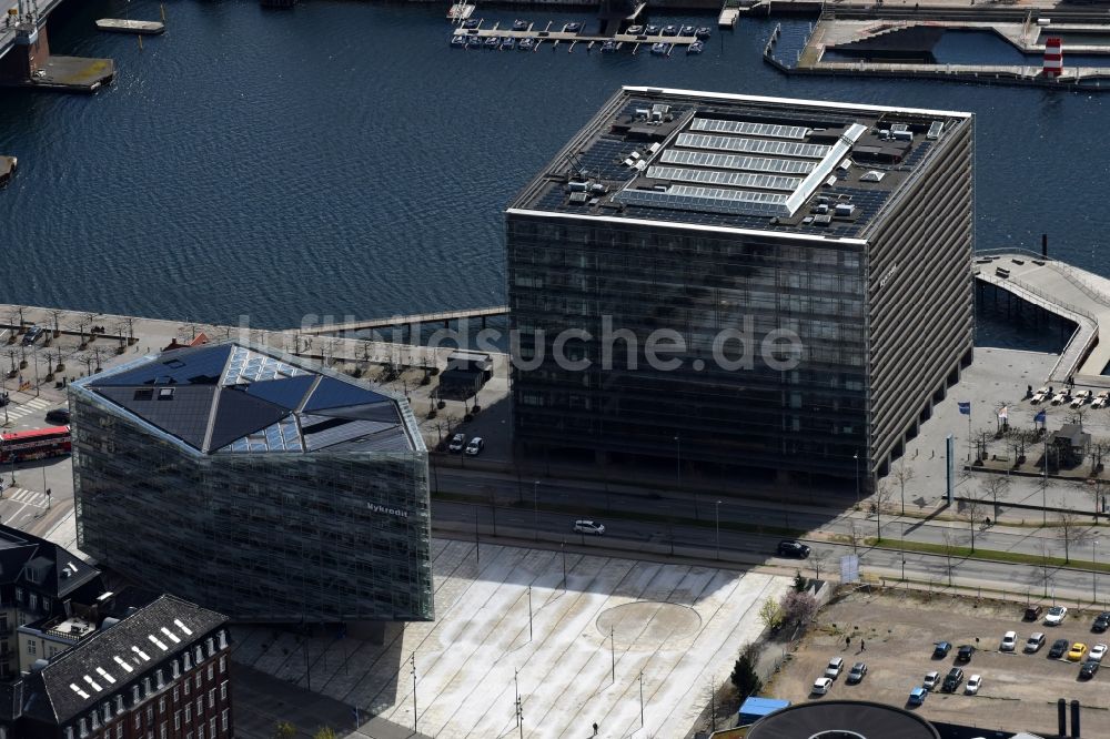 Kopenhagen von oben - Verwaltungsgebäude des Unternehmens Nykredit A/S an der Kalvebod Brygge in Kopenhagen in Dänemark