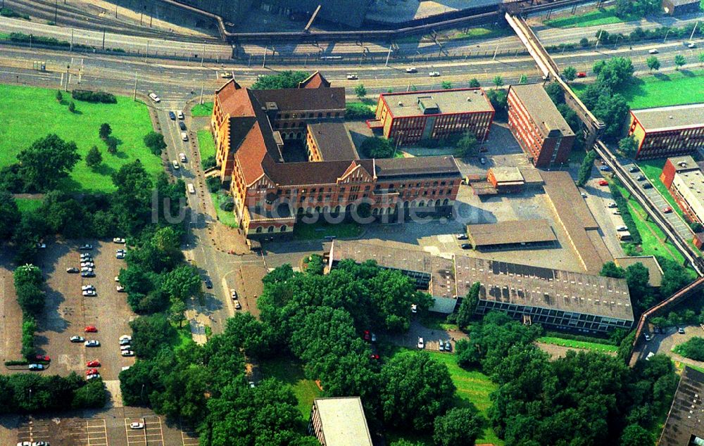 Duisburg von oben - Verwaltungsgebäude des Unternehmens Thyssen Krupp an der Kaiser-Wilhelm-Straße in Duisburg im Bundesland Nordrhein-Westfalen