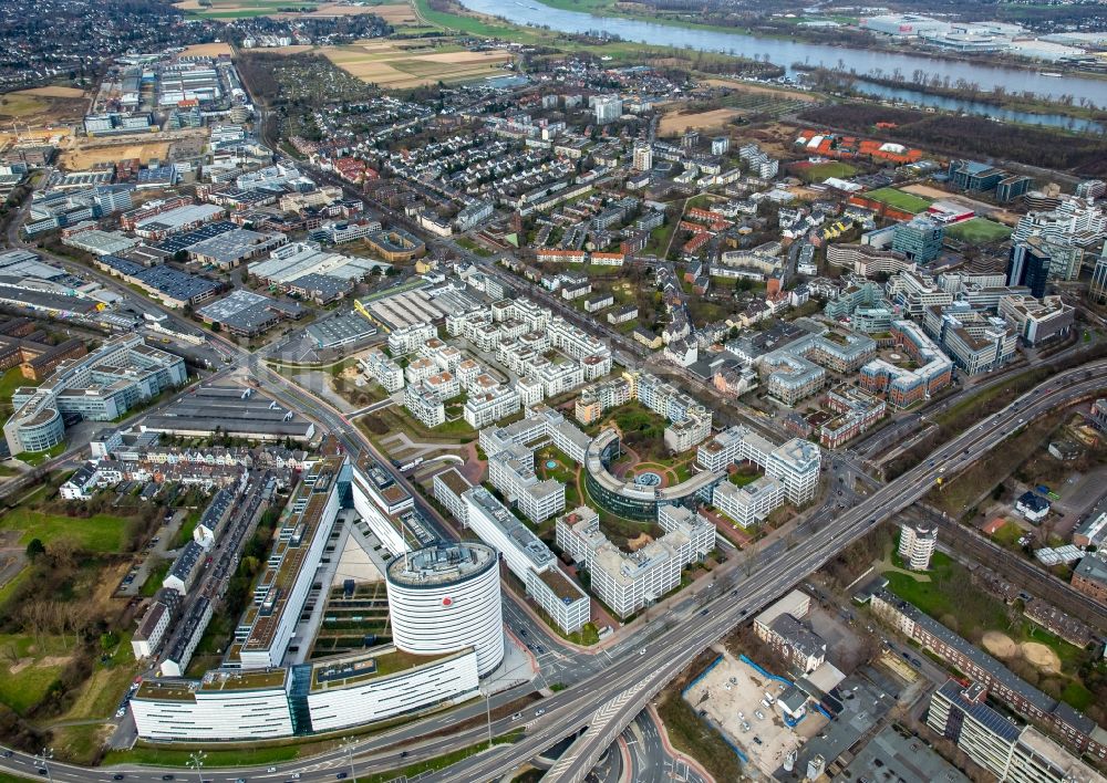 Düsseldorf von oben - Verwaltungsgebäude des Unternehmens Vodafone Campus am Ferdinand-Braun-Platz im Ortsteil Stadtbezirk 4 in Düsseldorf im Bundesland Nordrhein-Westfalen