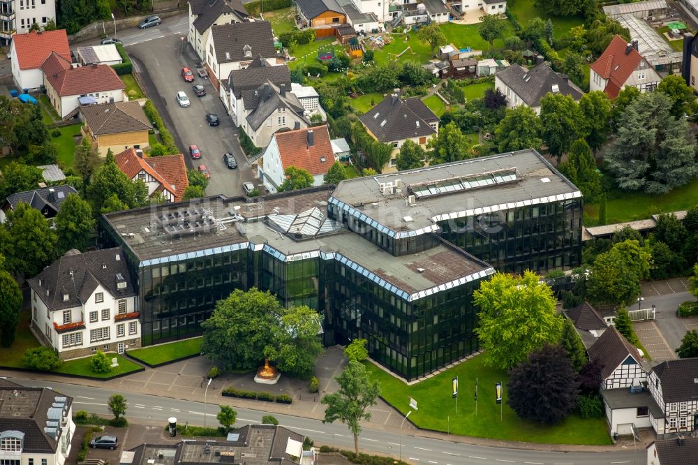 Luftaufnahme Warstein - Verwaltungsgebäude des Unternehmens Warsteiner Brauerei in Warstein im Bundesland Nordrhein-Westfalen