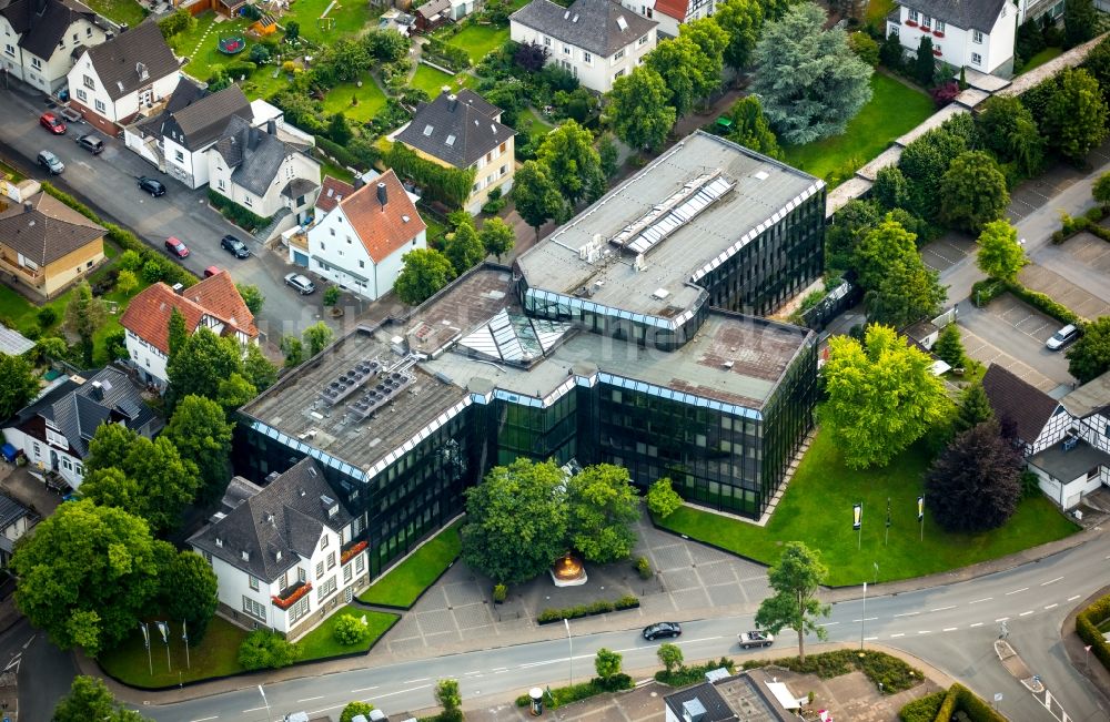 Warstein von oben - Verwaltungsgebäude des Unternehmens Warsteiner Brauerei in Warstein im Bundesland Nordrhein-Westfalen