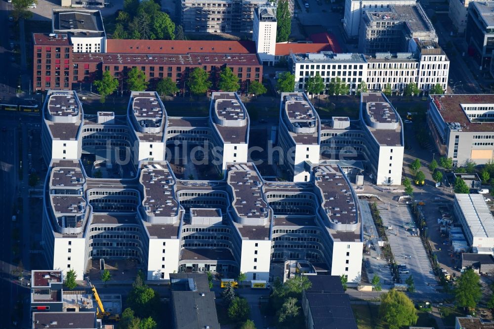 Berlin aus der Vogelperspektive: Verwaltungsgebäude des Versicherungs- Unternehmens Allianz Campus Berlin im Ortsteil Adlershof in Berlin, Deutschland