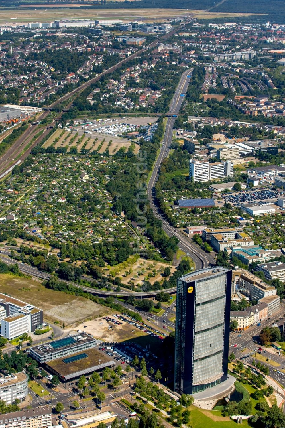 Düsseldorf aus der Vogelperspektive: Verwaltungsgebäude des Versicherungs- Unternehmens ARAG SE in Düsseldorf im Bundesland Nordrhein-Westfalen