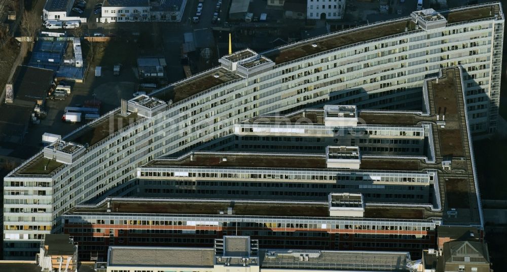 Berlin von oben - Verwaltungsgebäude des Versicherungs- Unternehmens Deutsche Rentenversicherung Bund im Stadtteil Lichtenberg in Berlin