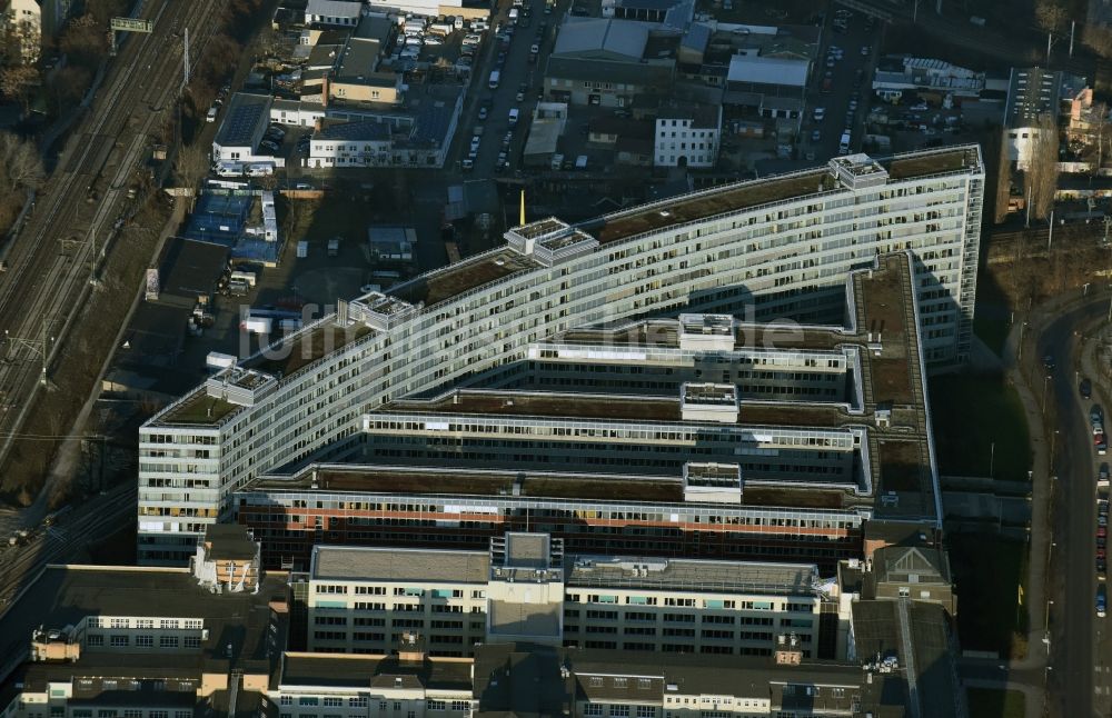 Berlin aus der Vogelperspektive: Verwaltungsgebäude des Versicherungs- Unternehmens Deutsche Rentenversicherung Bund im Stadtteil Lichtenberg in Berlin