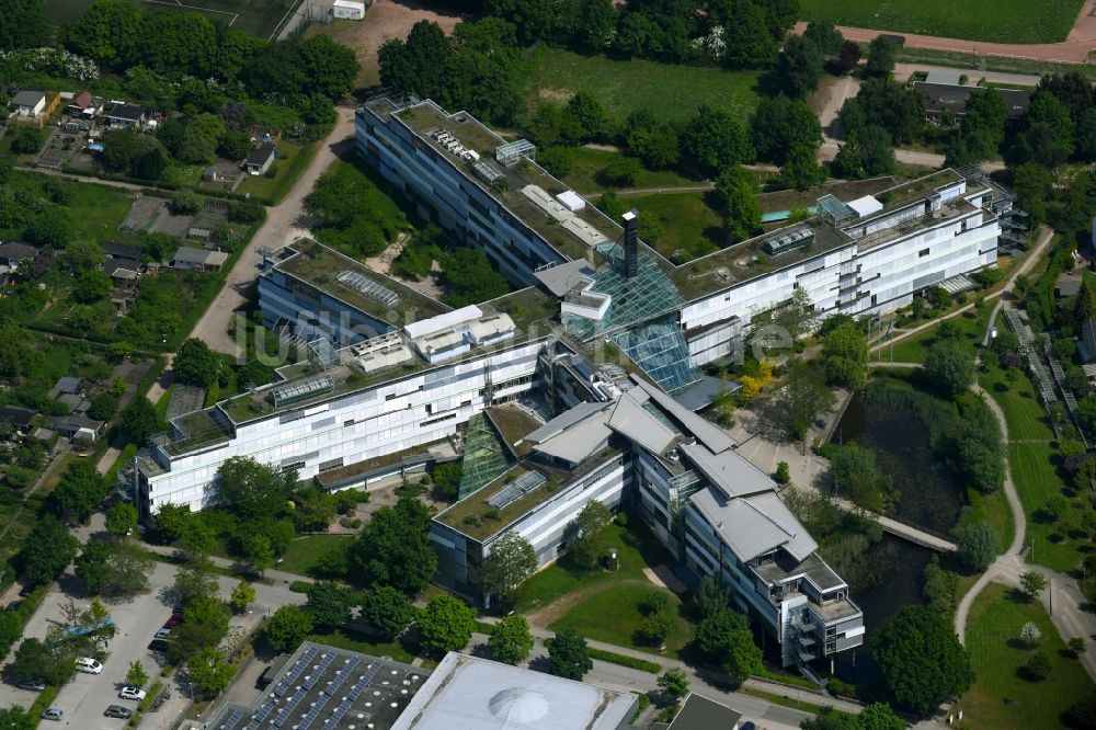 Lübeck aus der Vogelperspektive: Verwaltungsgebäude des Versicherungs- Unternehmens Deutsche Rentenversicherung Nord in Sankt Lorenz Nord in Lübeck im Bundesland Schleswig-Holstein, Deutschland