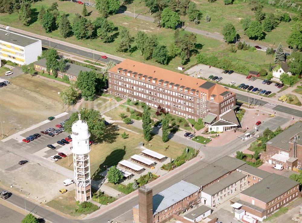 Luftaufnahme Schwarzheide / Brandenburg - Verwaltungsgebäude auf dem Werksgelände der BASF - Schwarzheide .