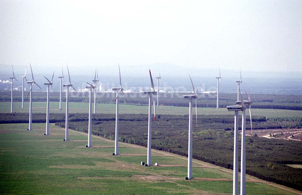 Klettwitz / Brandenburg aus der Vogelperspektive: VESTAS-Windenergiepark nördlich von Klettwitz. Datum: 21.05.2003