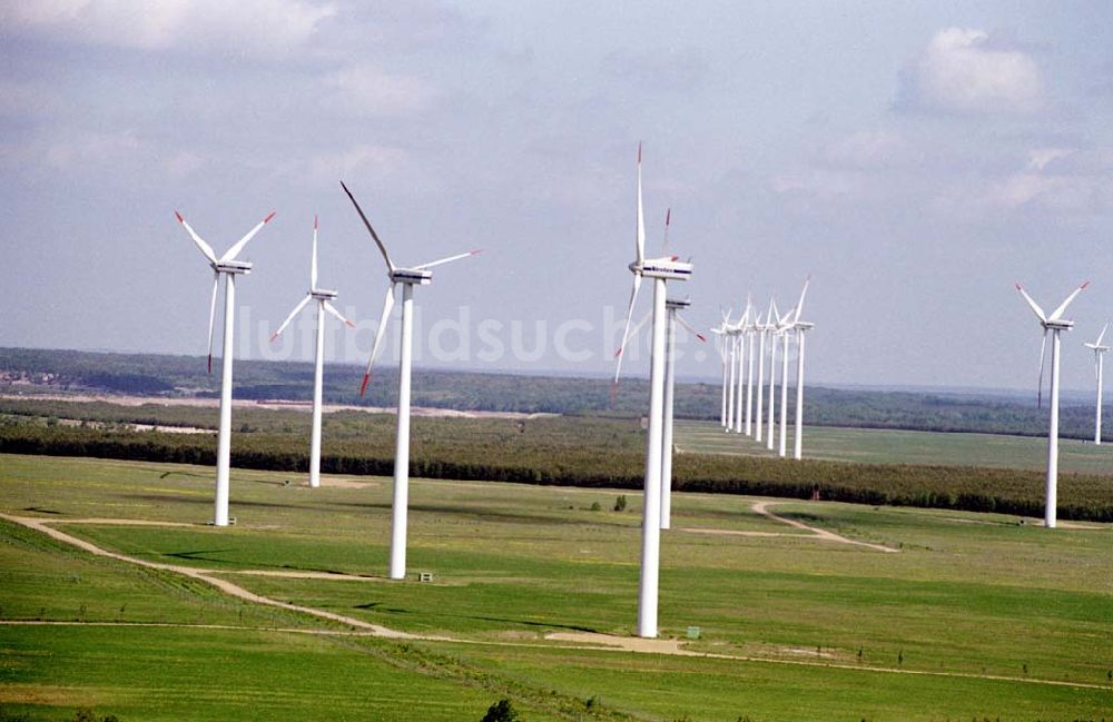 Klettwitz / Brandenburg aus der Vogelperspektive: VESTAS-Windenergiepark nördlich von Klettwitz. Datum: 21.05.2003