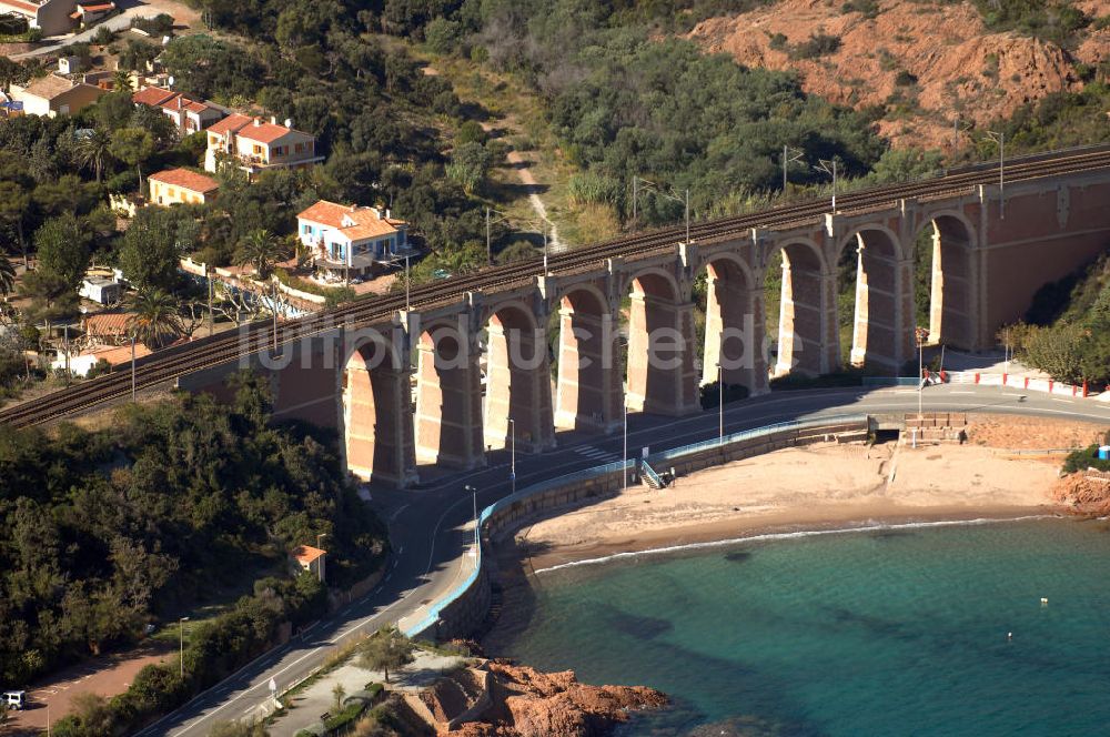 Agay aus der Vogelperspektive: Viaduc d'Antheor bei Agay an der Cote d'Azur in Frankreich