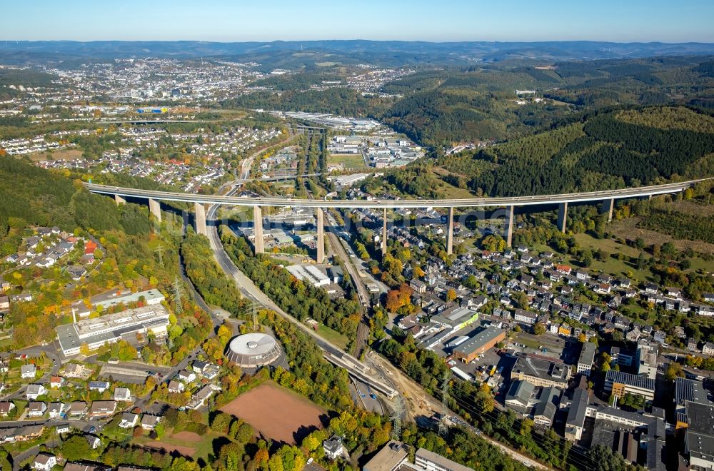 Siegen von oben - Viadukt Autobahnbrücke der BAB A45 Siegtalbrücke in Siegen im Bundesland Nordrhein-Westfalen, Deutschland