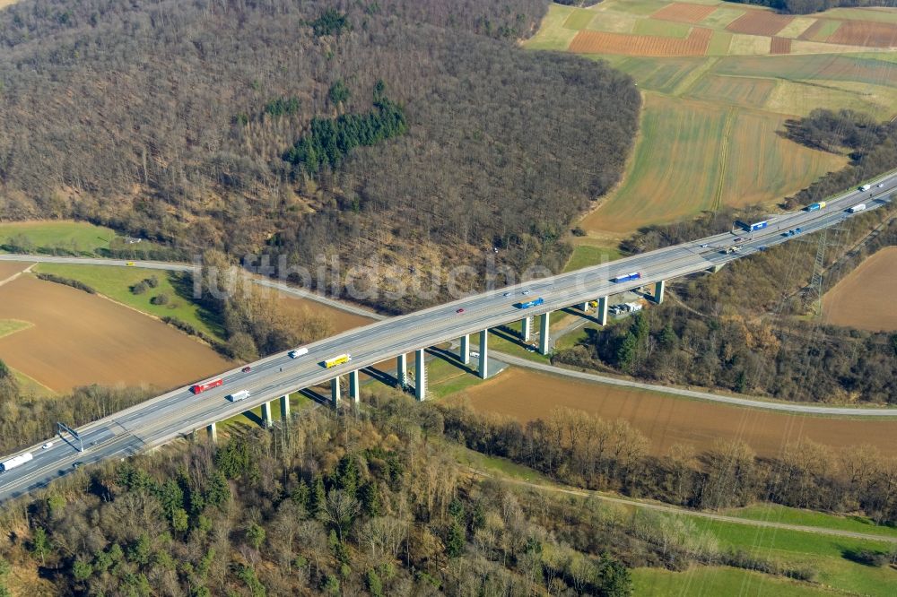 Luftaufnahme Wetzlar - Viadukt Autobahnbrücke der BAB A45 - Talbrücke Blasbach der Sauerlandlinie in Wetzlar im Bundesland Hessen, Deutschland