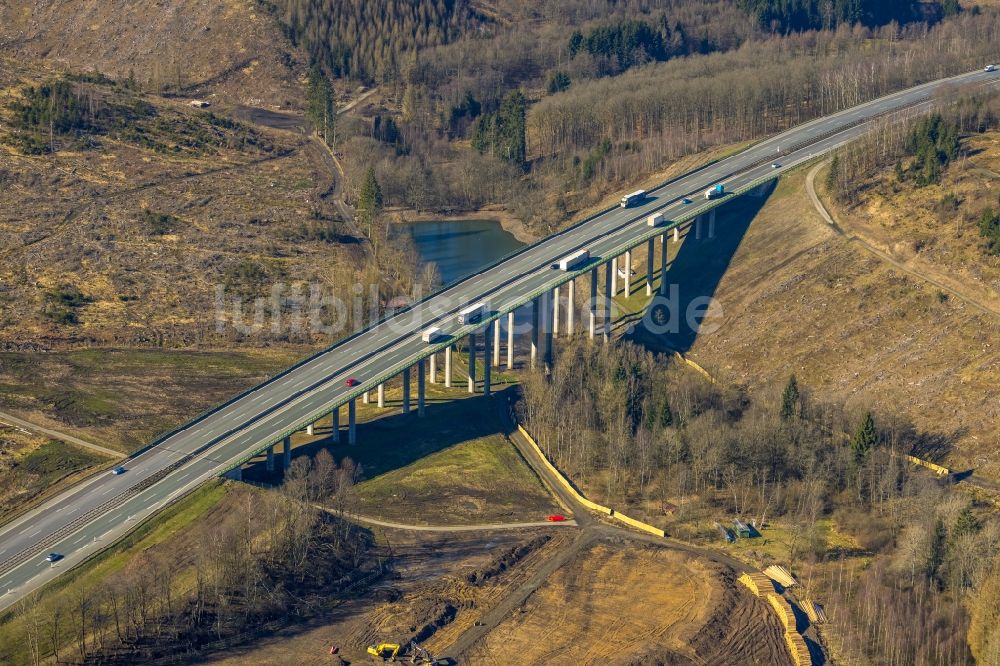 Luftbild Burbach - Viadukt Autobahnbrücke der BAB A45 Talbrücke Landeskroner Weiher in Burbach im Bundesland Nordrhein-Westfalen, Deutschland