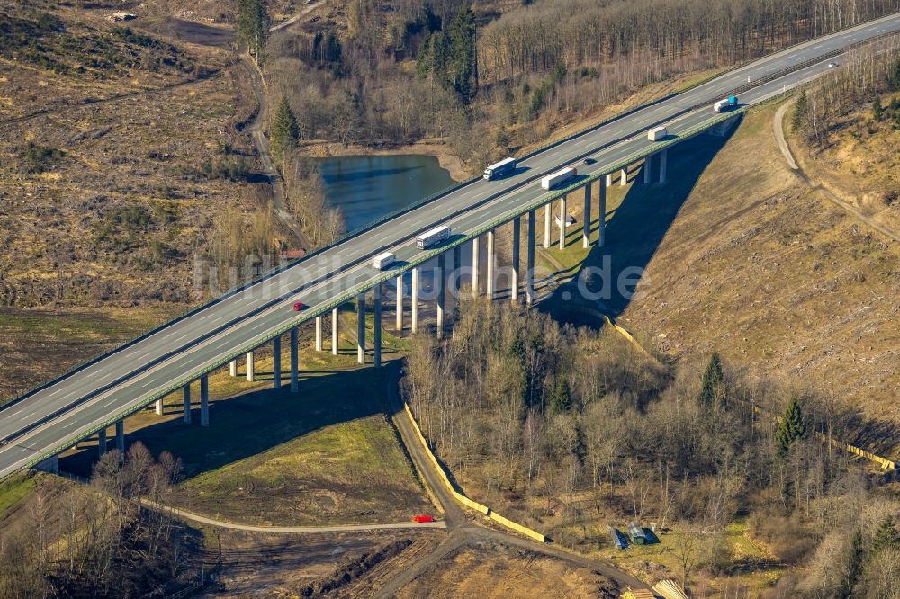 Luftaufnahme Burbach - Viadukt Autobahnbrücke der BAB A45 Talbrücke Landeskroner Weiher in Burbach im Bundesland Nordrhein-Westfalen, Deutschland