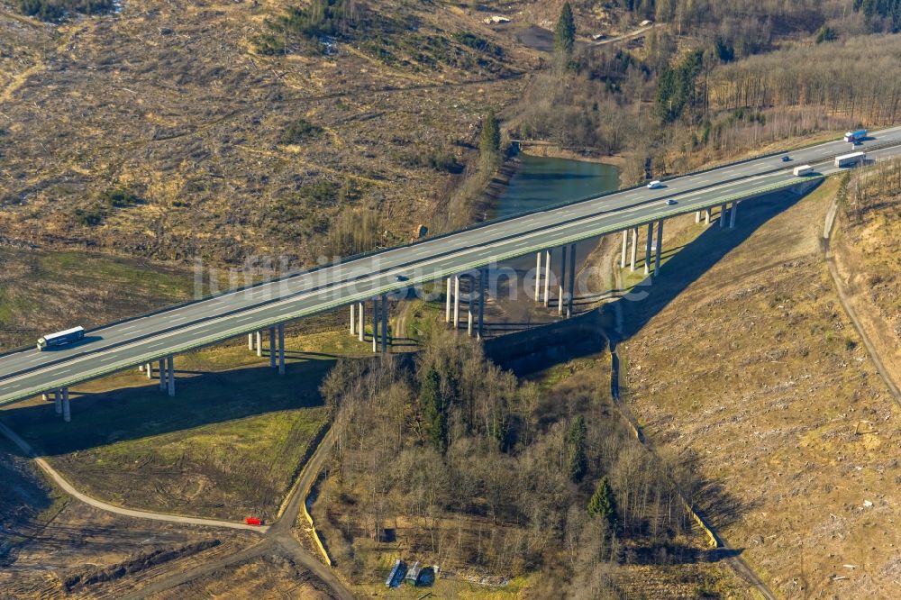 Burbach aus der Vogelperspektive: Viadukt Autobahnbrücke der BAB A45 Talbrücke Landeskroner Weiher in Burbach im Bundesland Nordrhein-Westfalen, Deutschland