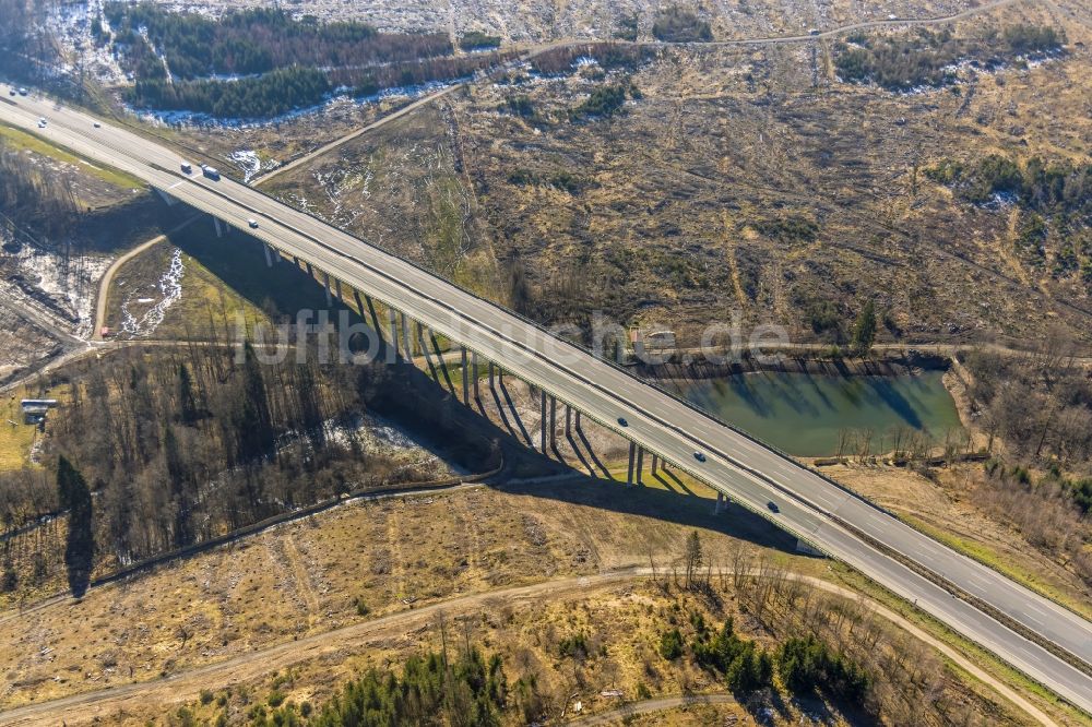 Luftaufnahme Burbach - Viadukt Autobahnbrücke der BAB A45 Talbrücke Landeskroner Weiher in Burbach im Bundesland Nordrhein-Westfalen, Deutschland