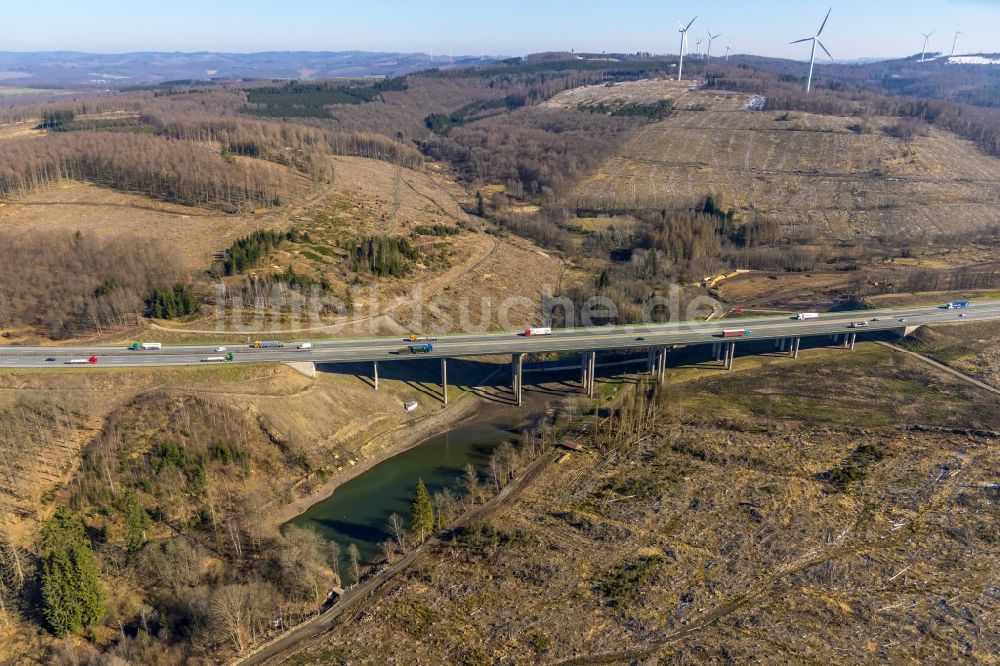 Luftaufnahme Burbach - Viadukt Autobahnbrücke der BAB A45 Talbrücke Landeskroner Weiher in Burbach im Bundesland Nordrhein-Westfalen, Deutschland