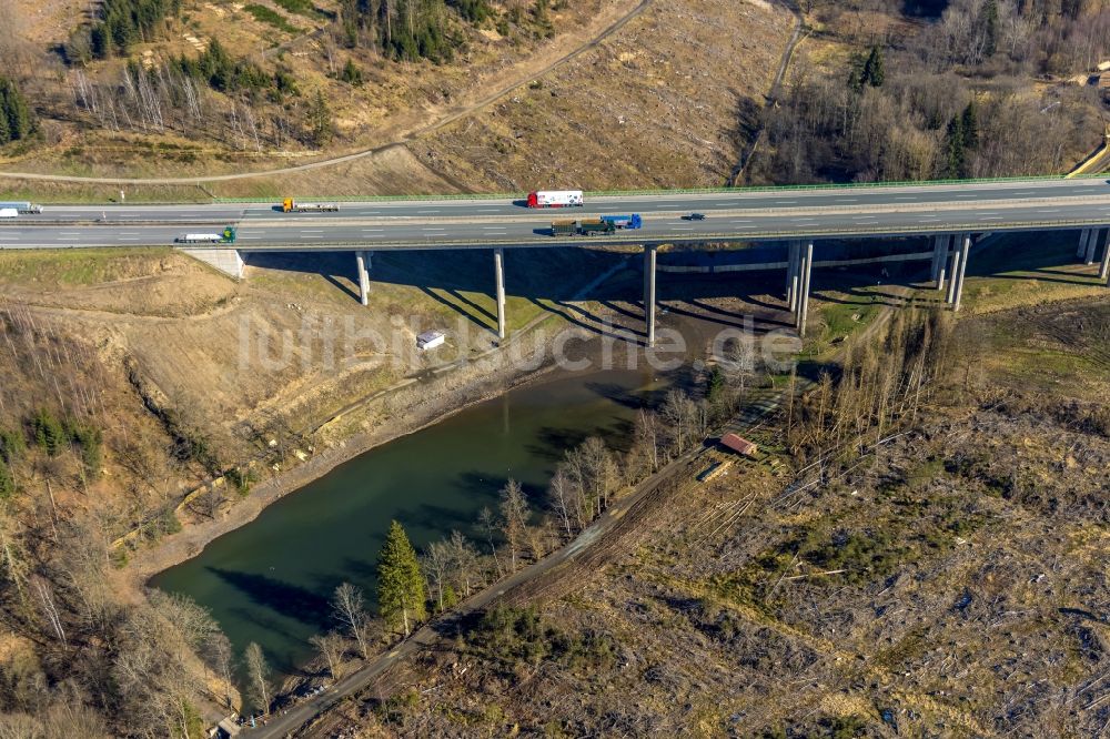 Burbach von oben - Viadukt Autobahnbrücke der BAB A45 Talbrücke Landeskroner Weiher in Burbach im Bundesland Nordrhein-Westfalen, Deutschland