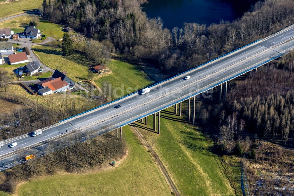 Lüdespert aus der Vogelperspektive: Viadukt Autobahnbrücke der BAB A45 “ Talbrücke Lüdespert ” in Lüdespert im Bundesland Nordrhein-Westfalen, Deutschland