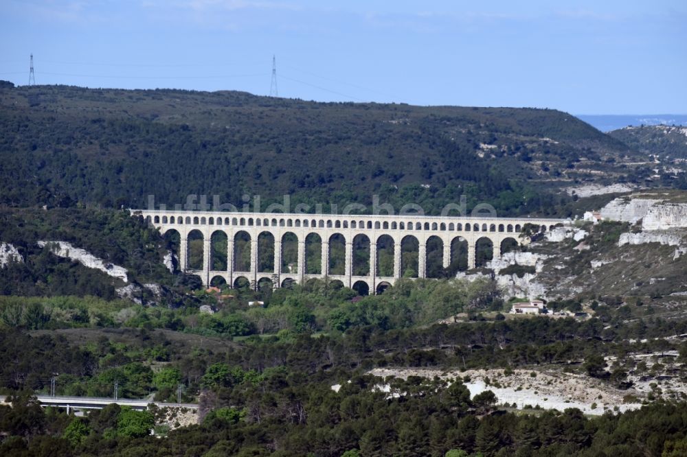 Aix-en-Provence von oben - Viadukt des Bahn- Brückenbauwerk in Aix-en-Provence in Provence-Alpes-Cote d'Azur, Frankreich